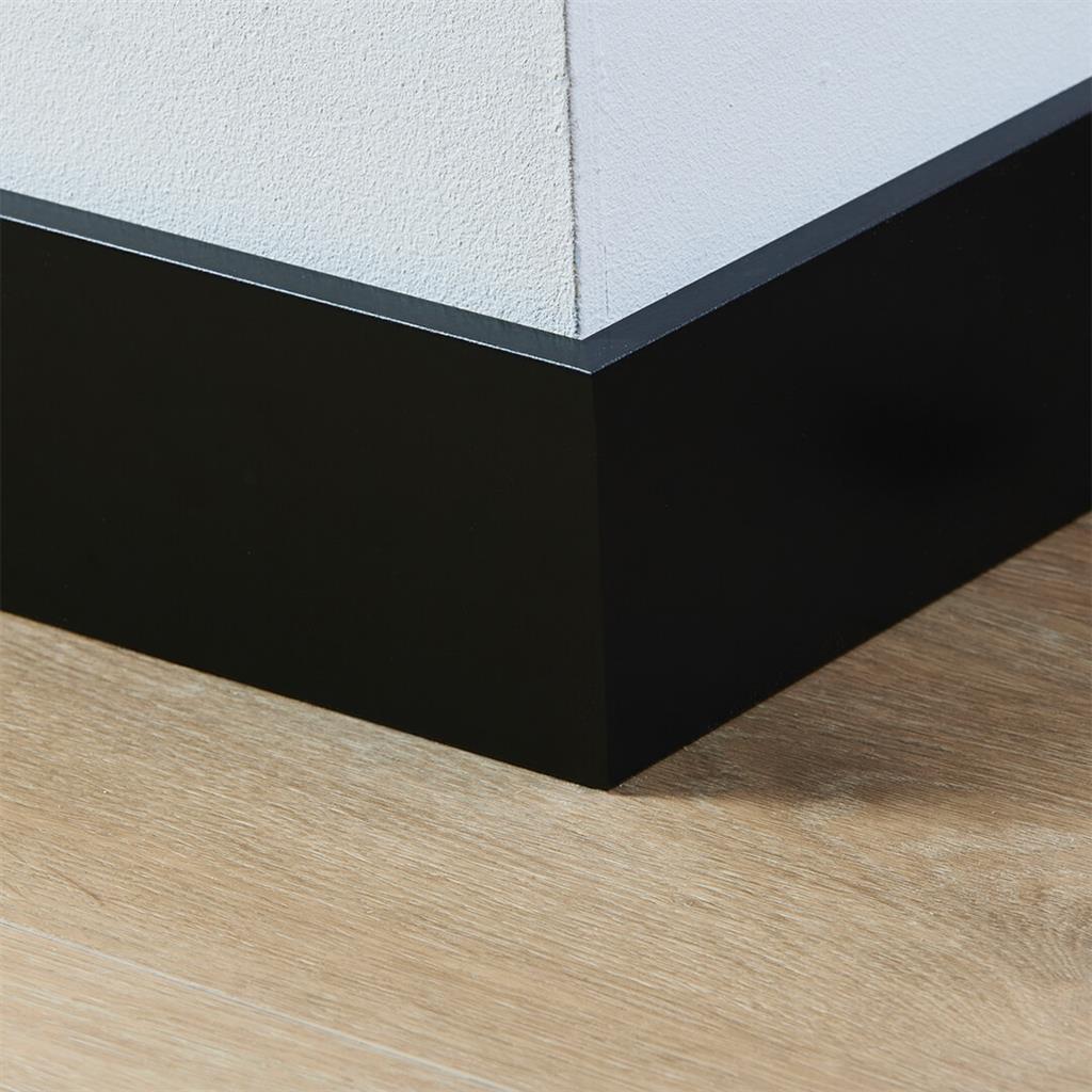 Gelakte plint Amsterdam 90x12 zwart
