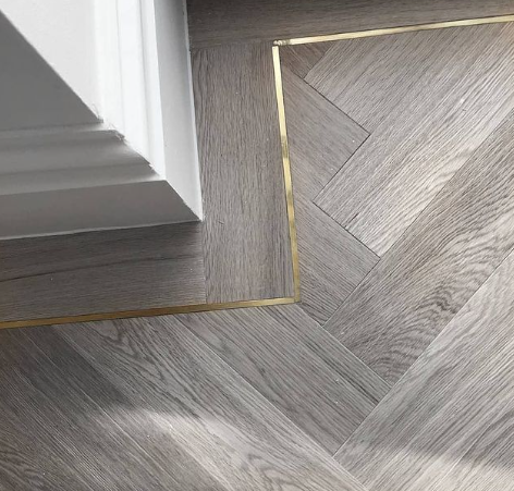 Band en bies rondom visgraat plaatsen