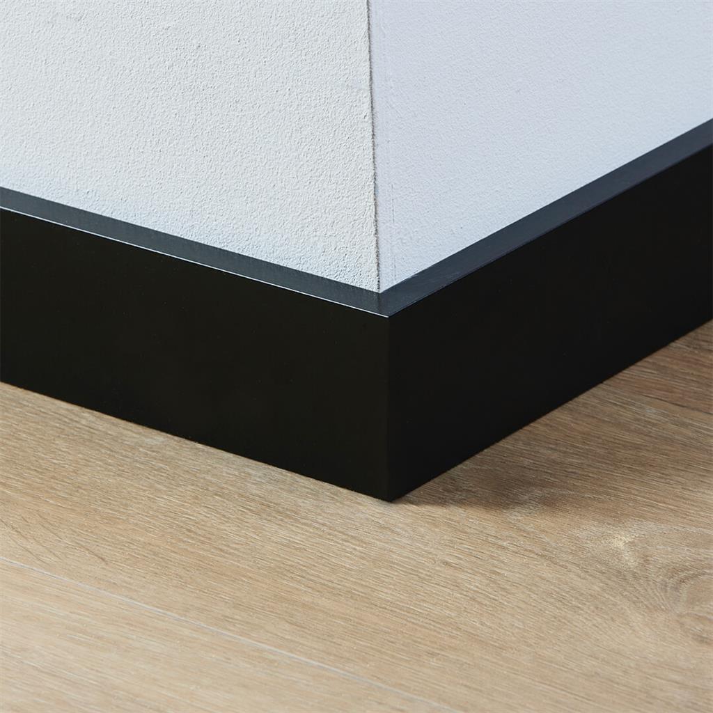 Gelakte plint Amsterdam 70x15 zwart