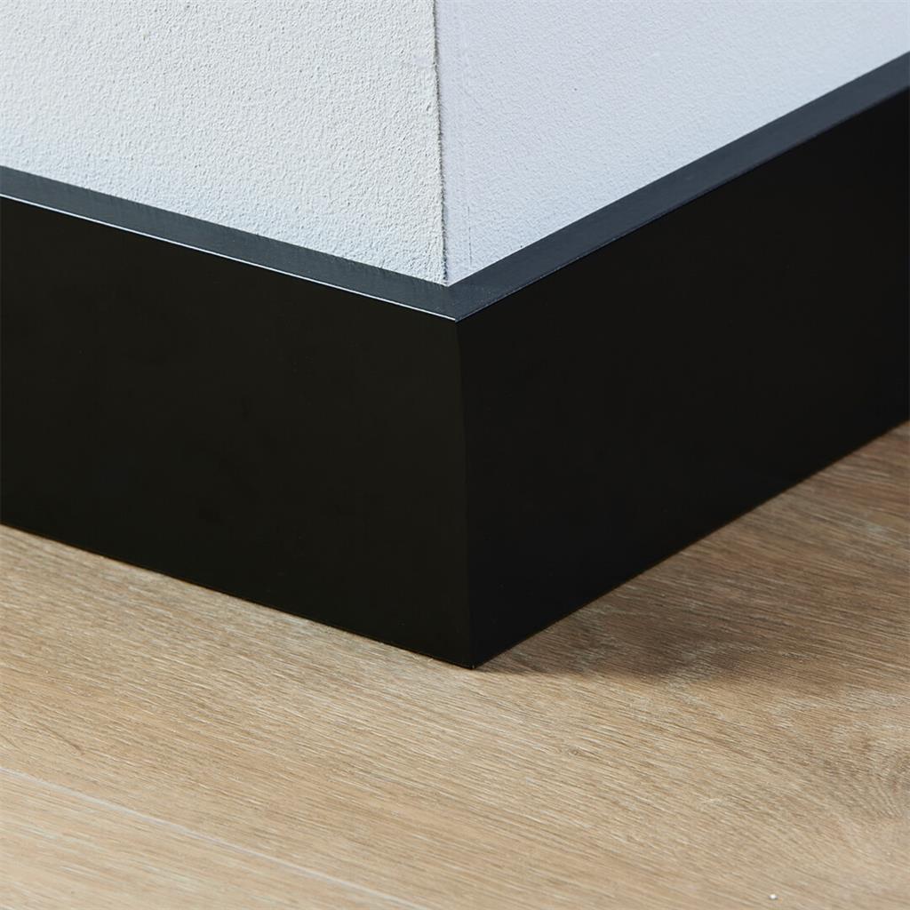Gelakte plint Amsterdam 90x15 zwart